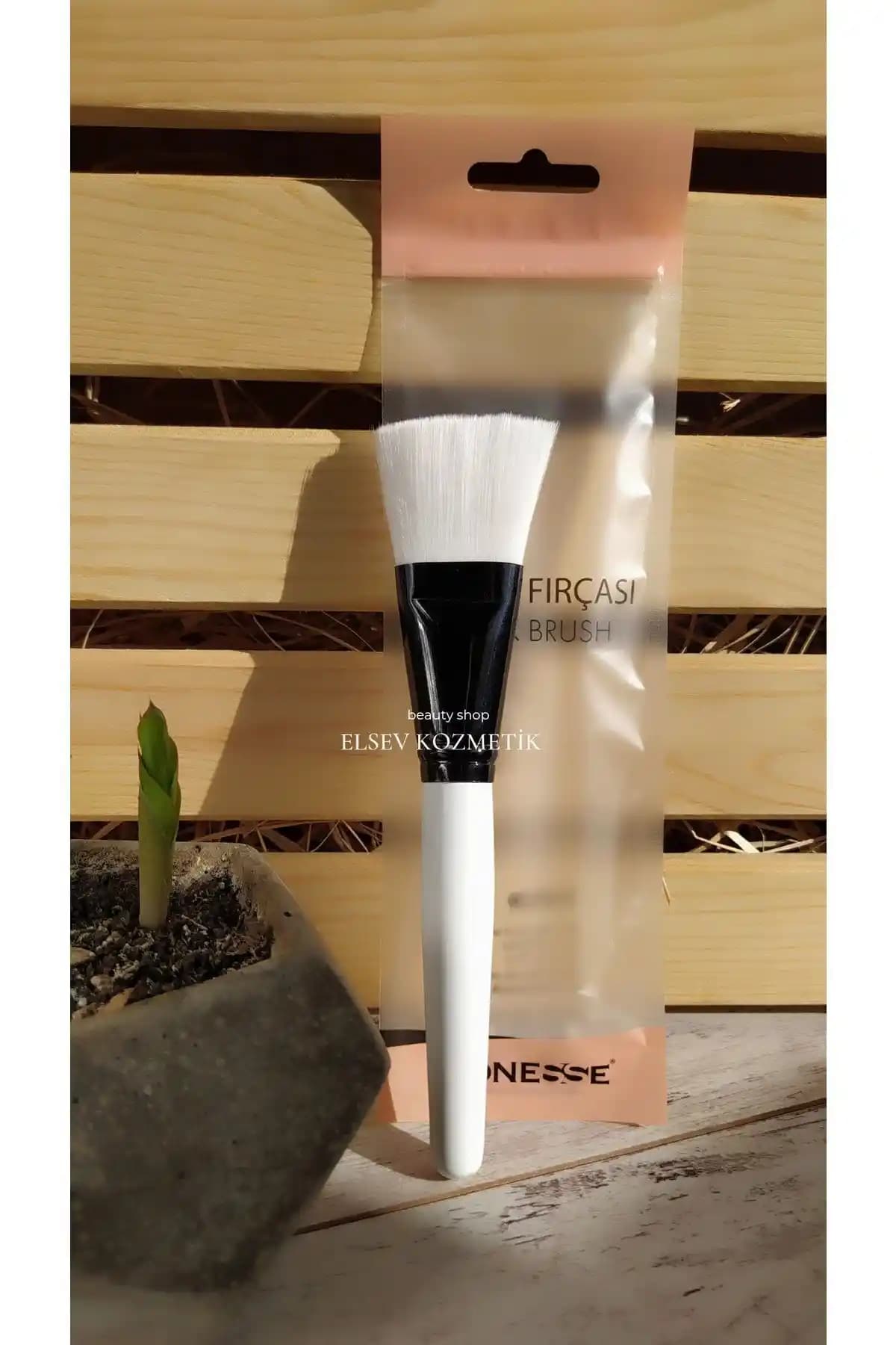 Lionesse Maske Fırçası No.44: Sentetik Kıllı Ergonomik Cilt Bakım Aracı