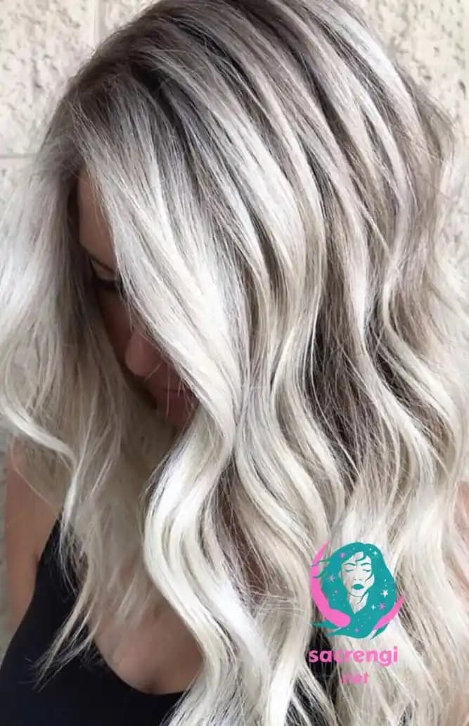 Buzlu Sarı Saç Rengi: Modern Güzellik Trendlerinin Popüler ve Şık Bir Seçeneği