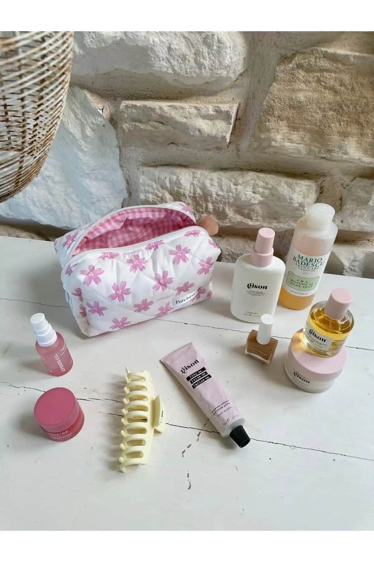 Punchiess Çiçekli Logo ve Pembe Çiçekli Makyaj Çantalarının Karşılaştırması