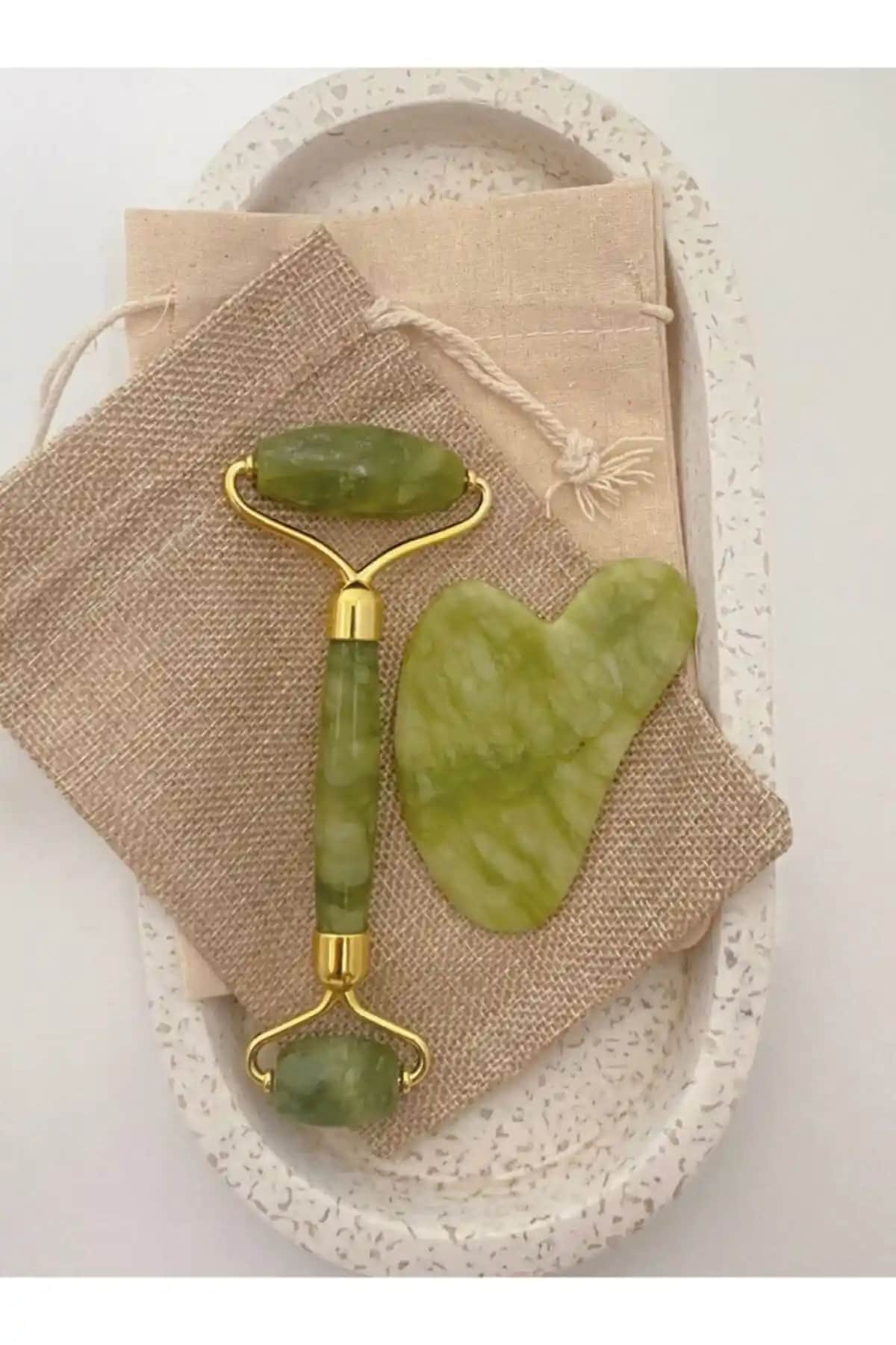 Yeşim Taşından Yapılan Face Roller ve Gua Sha ile Doğal Cilt Bakımı Rehberi