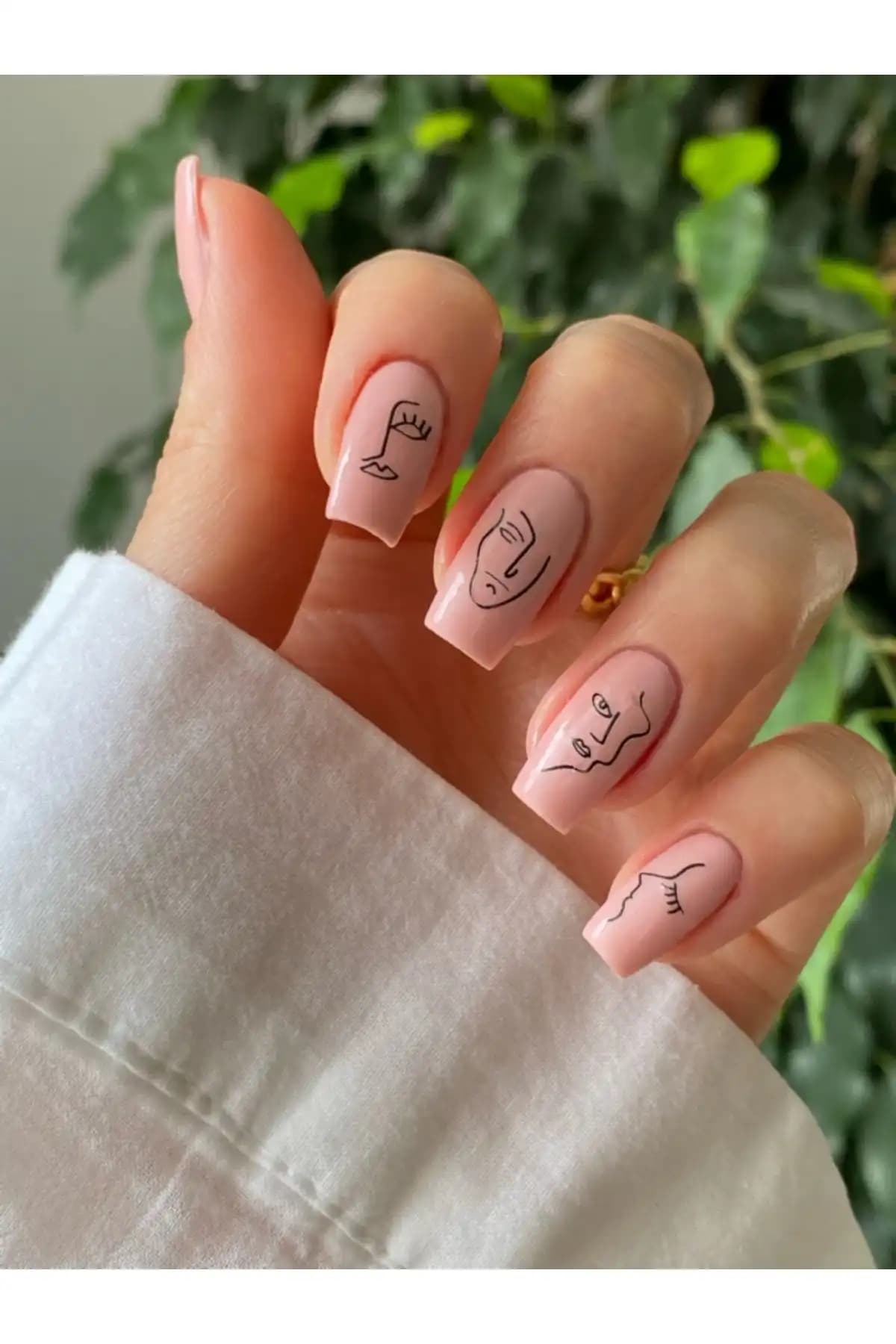 Tırnak Süsleme Ürünlerinin Karşılaştırması: Siyah Çizgi Yüzler ve Renkli Stickerler 1