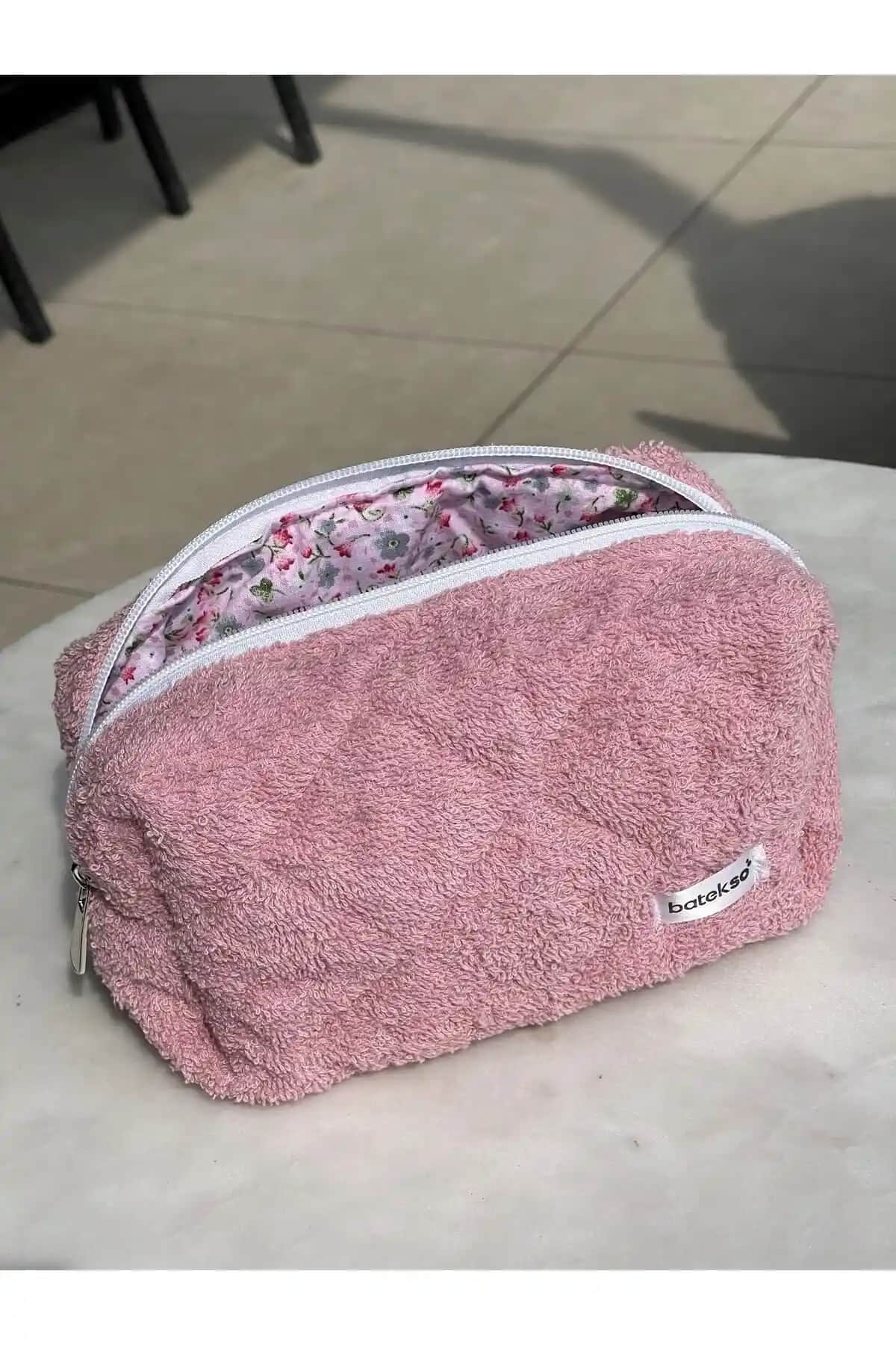 Batekso Makyaj Çantaları Karşılaştırması: Gül Kurusu ve Kiraz Desenli Modeller