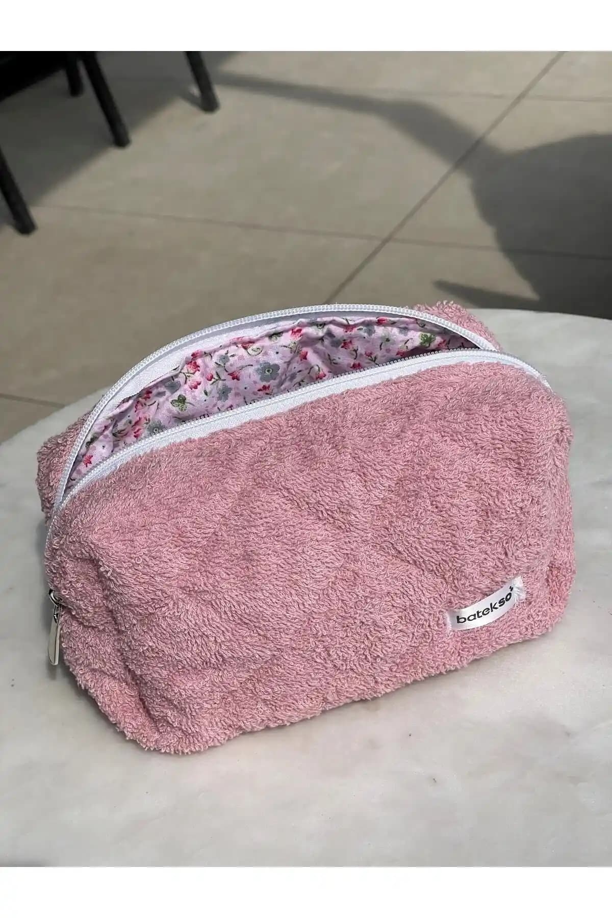 Batekso Makyaj Çantaları Karşılaştırması: Gül Kurusu ve Kiraz Desenli Modeller