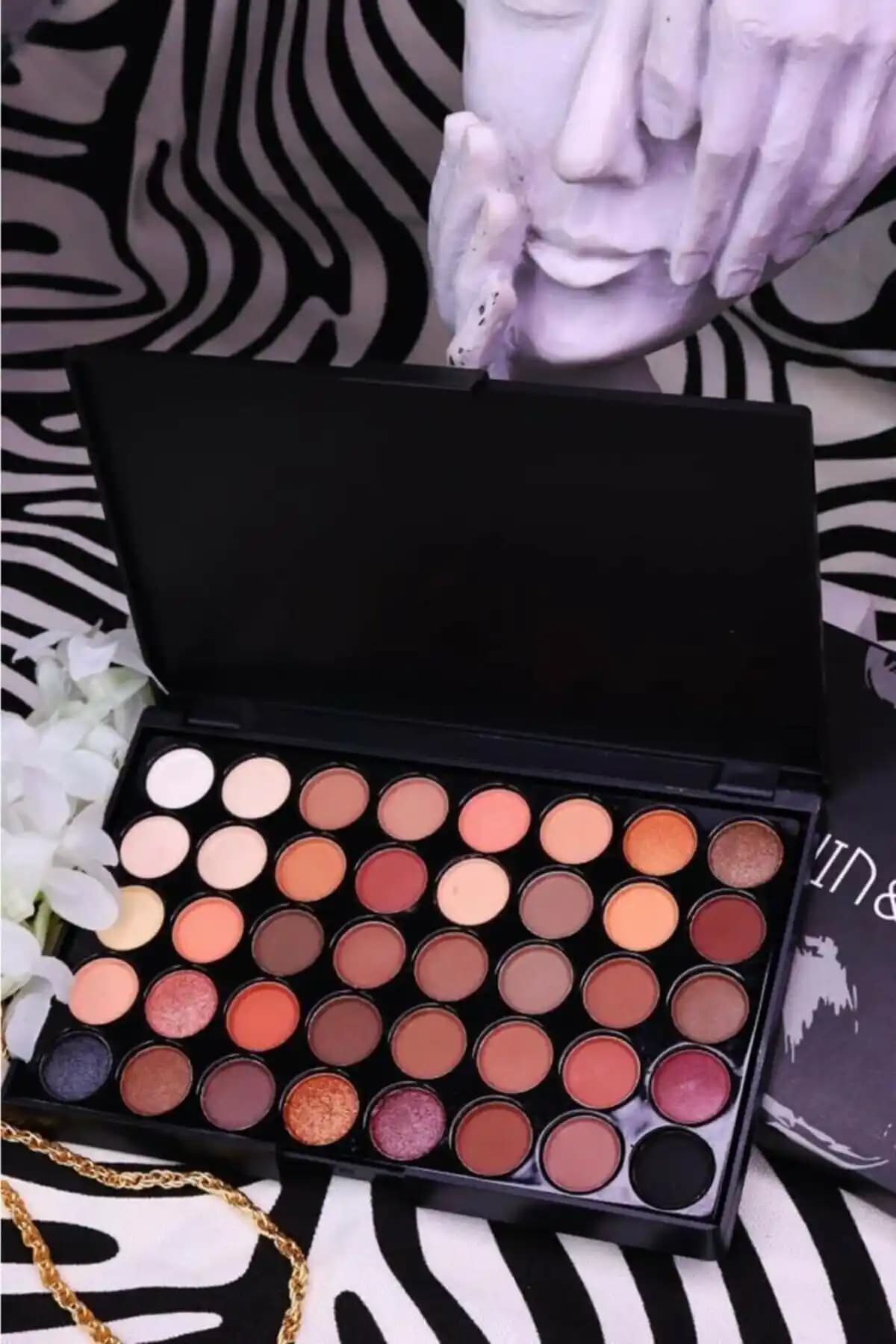 Mujgan 40'lı Sedefli ve Mat Far Paleti Göz Makyajında Yeni Bir Dönem Başlatıyor