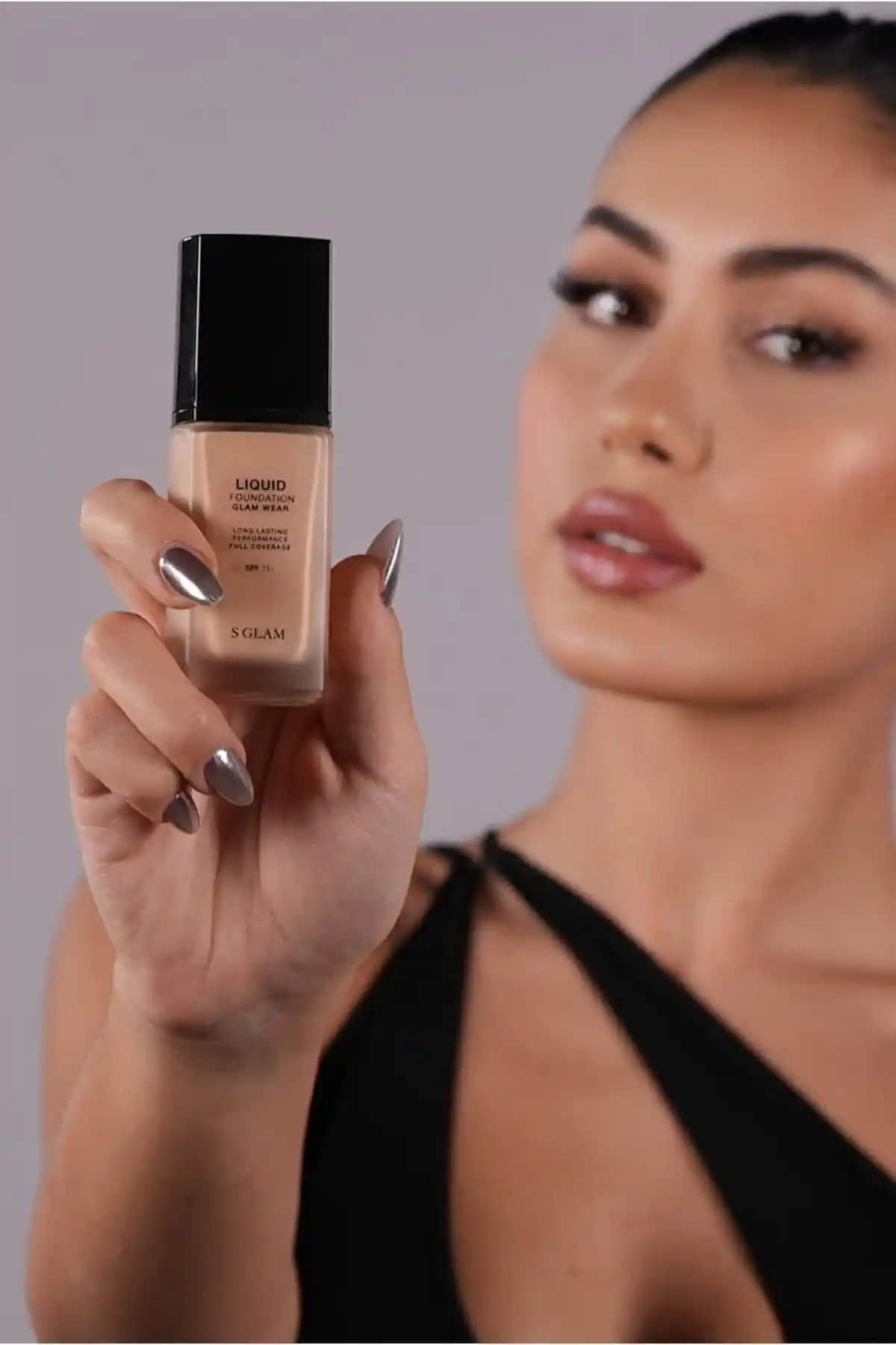 S'GLAM Medium SPF15 Fondöten: Yüksek Kapatıcılık ve Doğal Görünüm Sunan Makyaj Ürünü