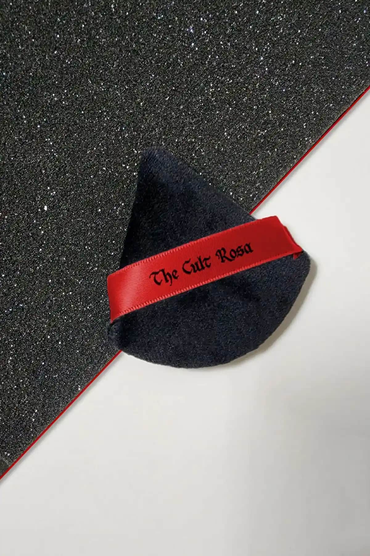 The Cult Rosa Tiara Üçgen Kadife Puf: Şık Tasarım ve İşlevsellik Bir Arada