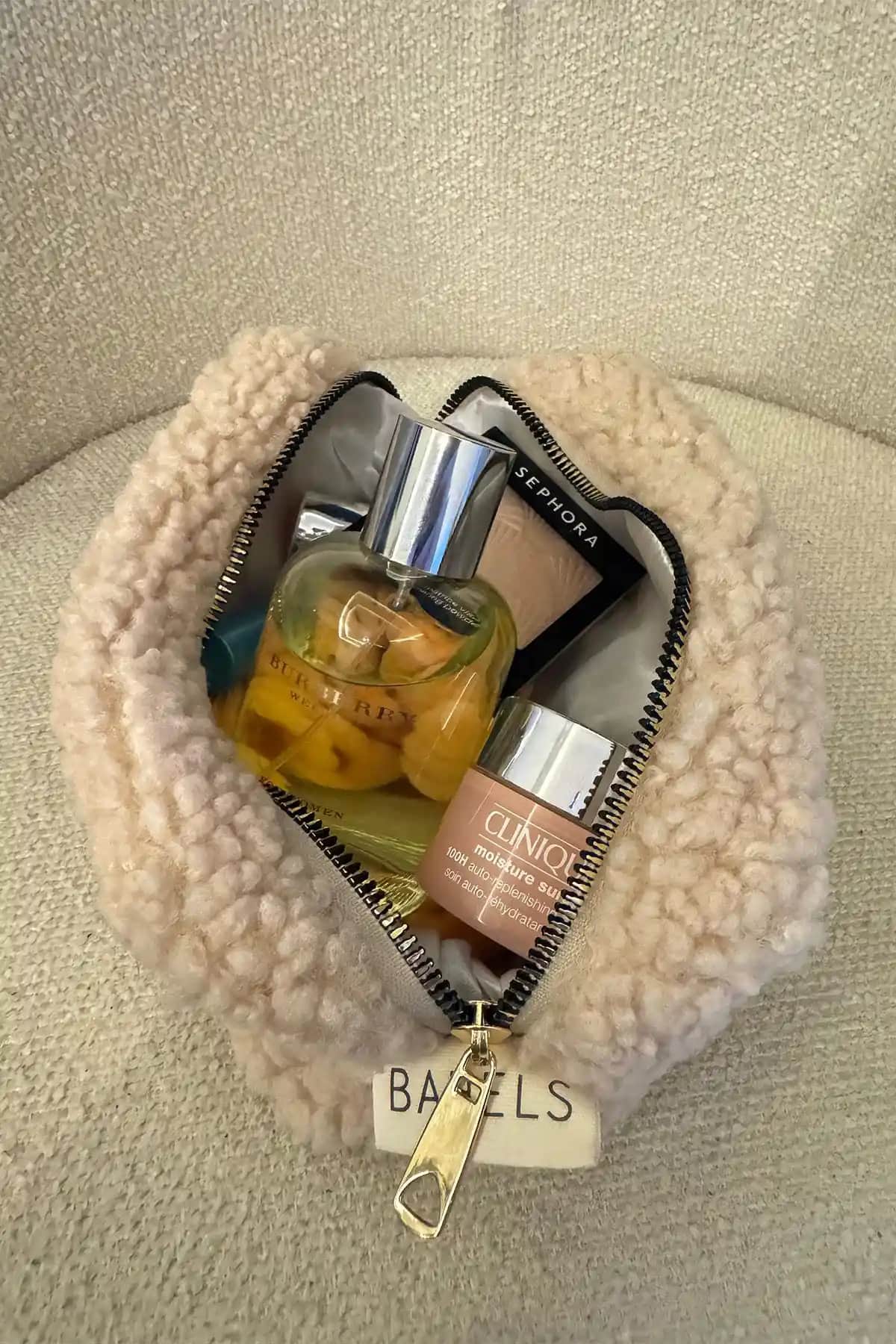 BAHELS Teddy Peluş Bej Orta Boy Makyaj Çantası: Şık ve İşlevsel Tasarım Özellikleri