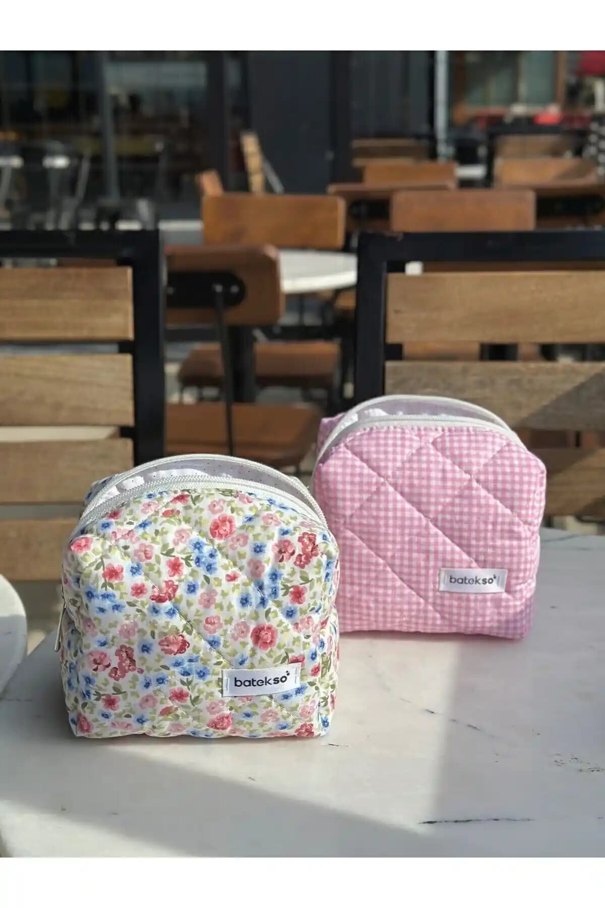 Batekso 2'li Kare Desenli Makyaj Çantası: Şık ve Fonksiyonel Seyahat Aksesuarı