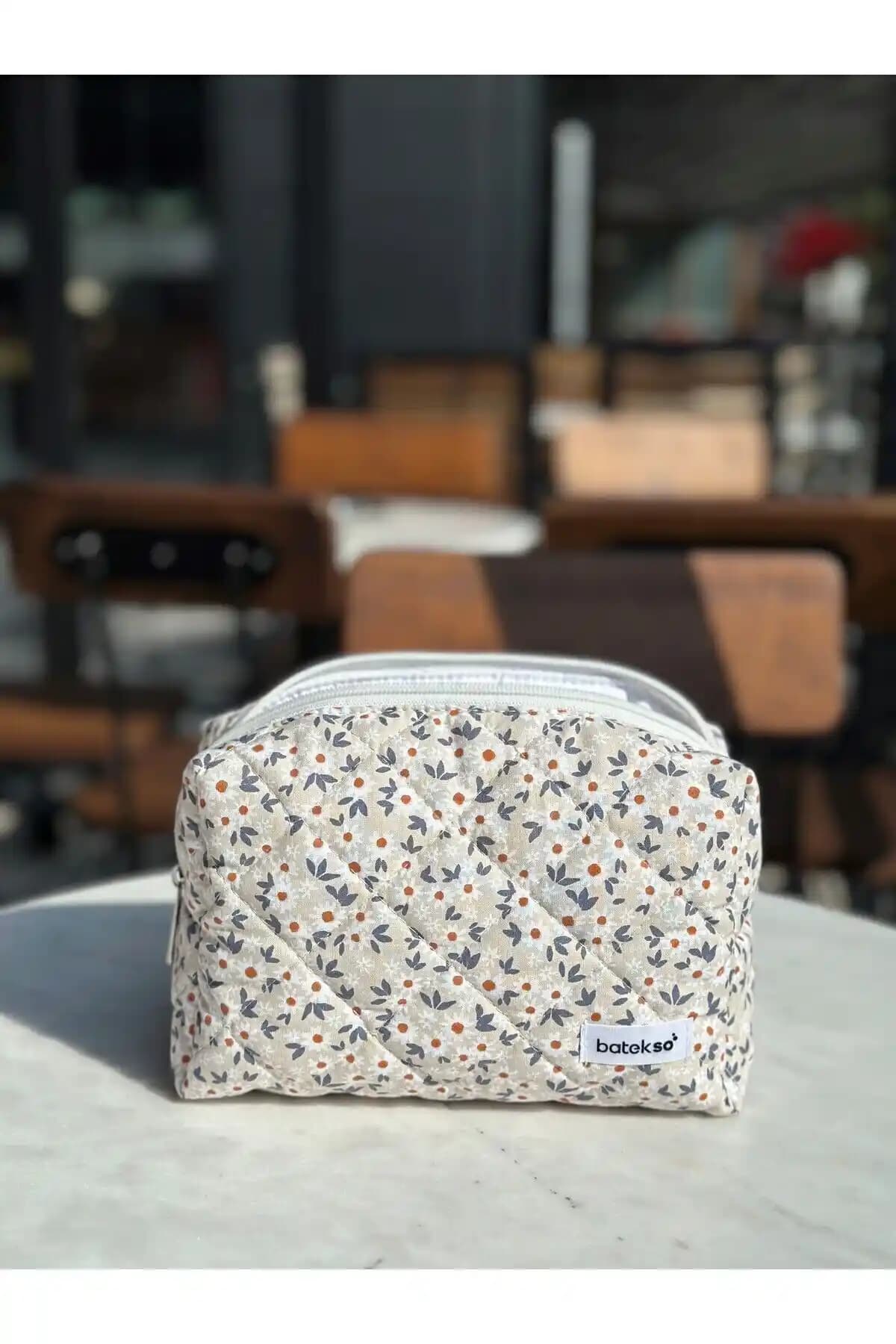 Batekso Bej Papatya Desenli Büyük Boy Makyaj Çantası Şık ve İşlevsel Tasarımıyla Seyahat ve Günlük Kullanım İçin