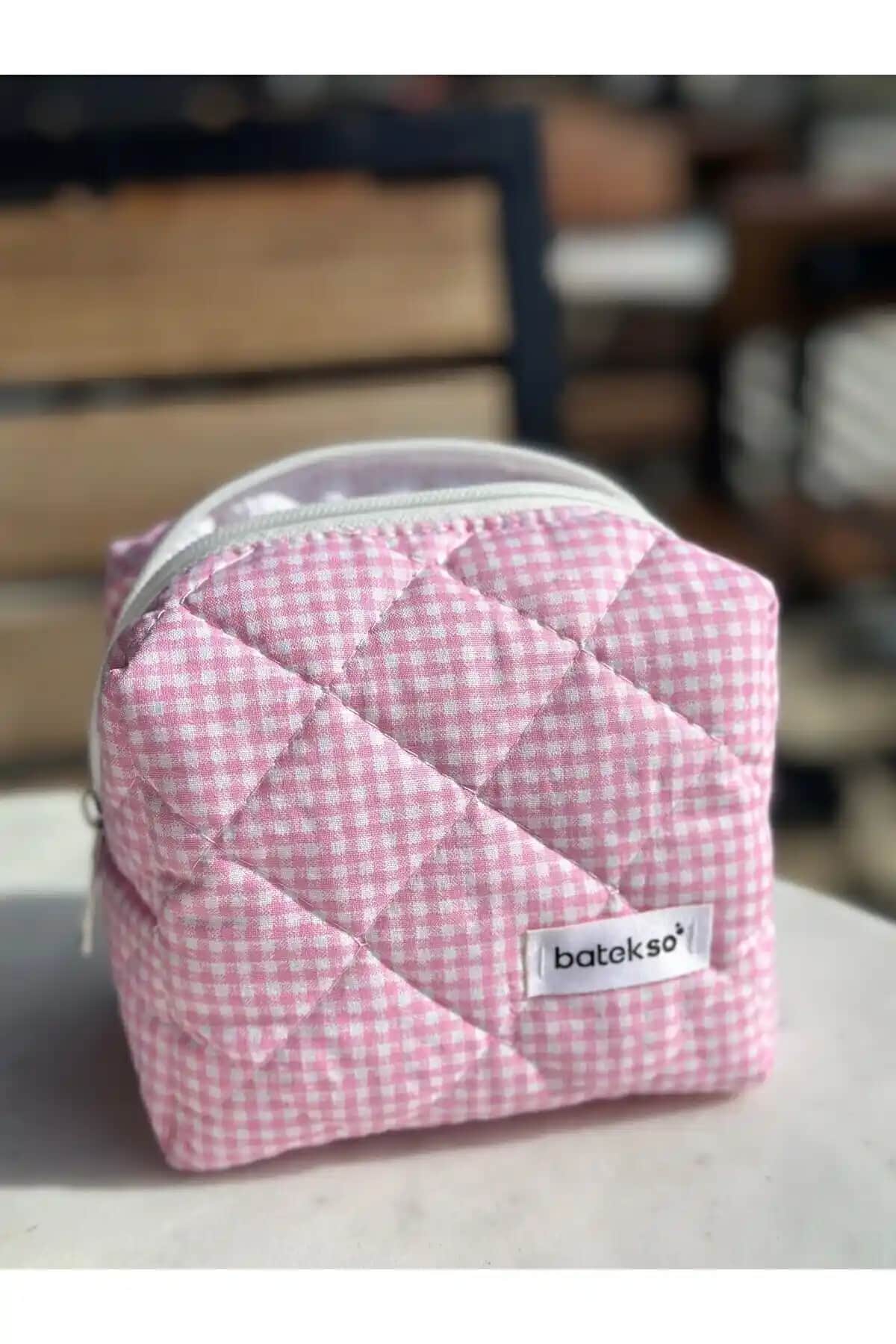 Batekso Pembe Kare Desenli Makyaj Çantası: Şık ve Çok Amaçlı Kullanım İmkanı