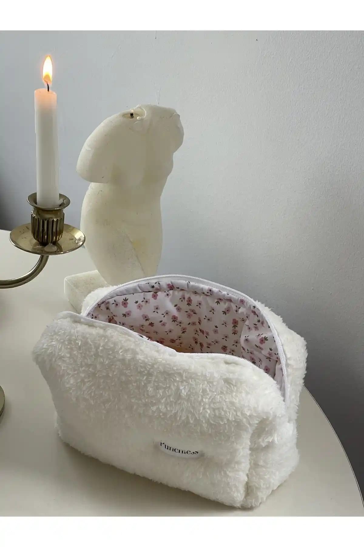 Punchiess Beyaz Kürklü Peluş Makyaj Çantası Şıklık ve Fonksiyonellik Bir Arada