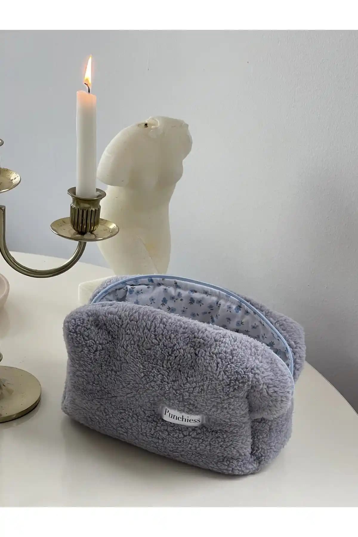 Punchiess Duman Mavi Çiçekli Kürklü Peluş Makyaj Çantası Şıklık ve Fonksiyonellik Bir Arada