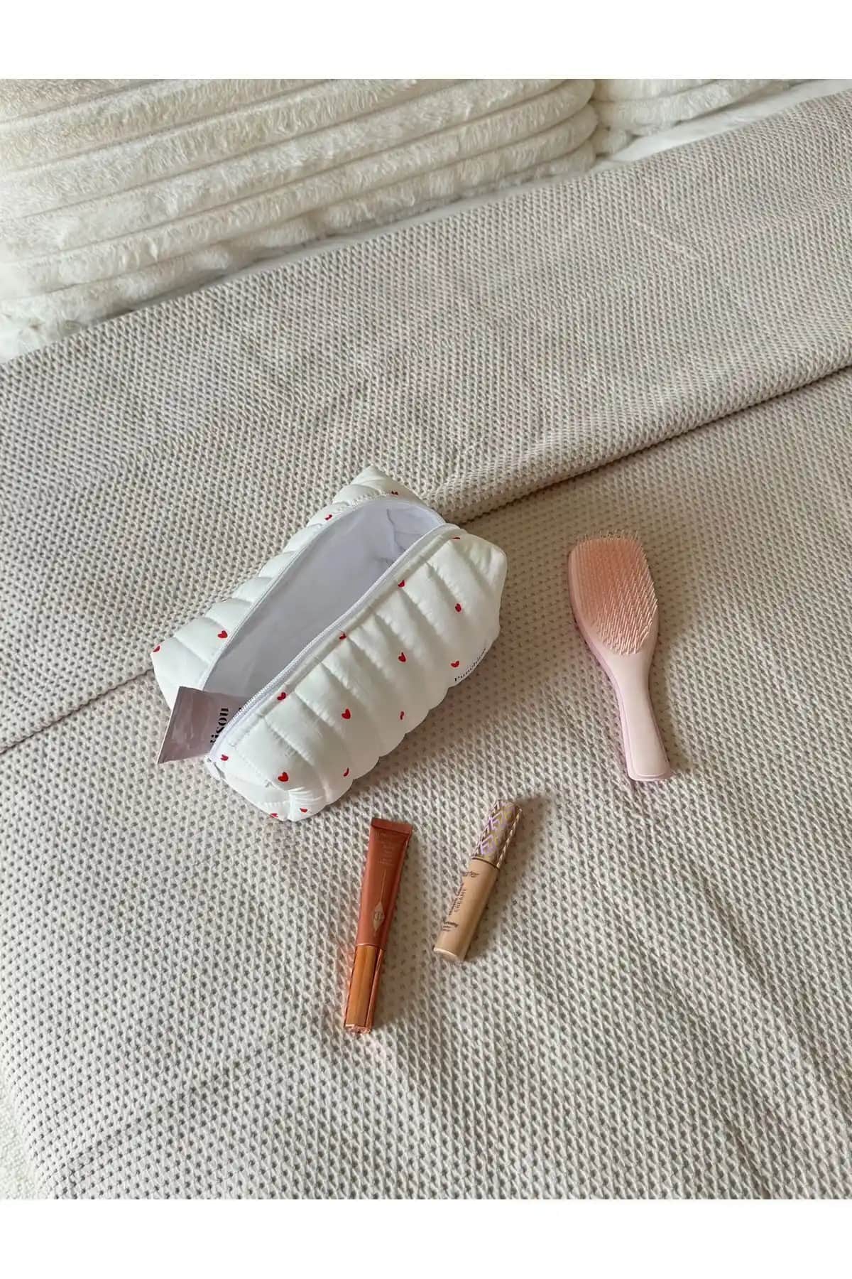 Punchiess Kırmızı Kalpli Büyük Boy Makyaj Çantası Şıklık ve İşlevselliği Bir Arada