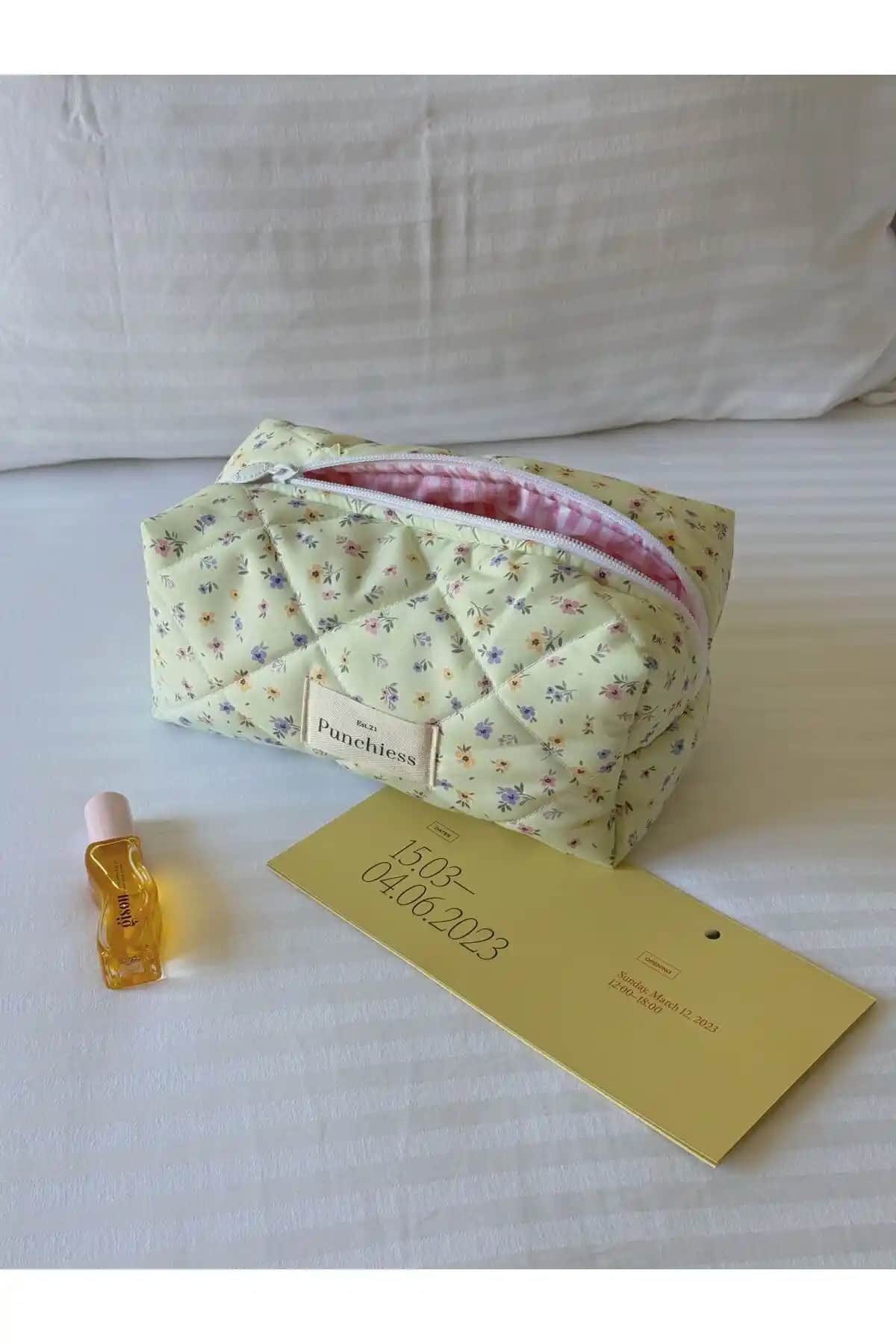 Punchiess Sarı Çıtır Çiçekli Büyük Boy Makyaj Çantası Estetik ve Fonksiyonellik Sunar