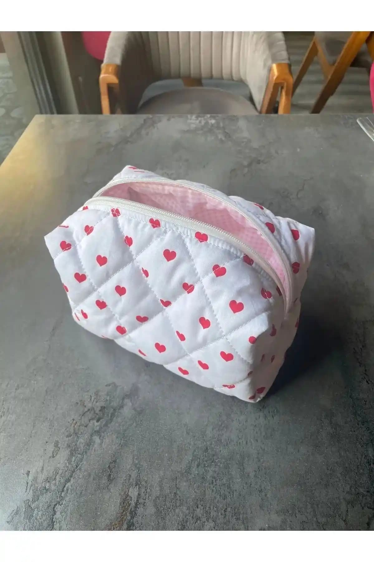 Makyaj Çantası Karşılaştırması: Kalp Desenli ve Peluş Modellerin Özellikleri