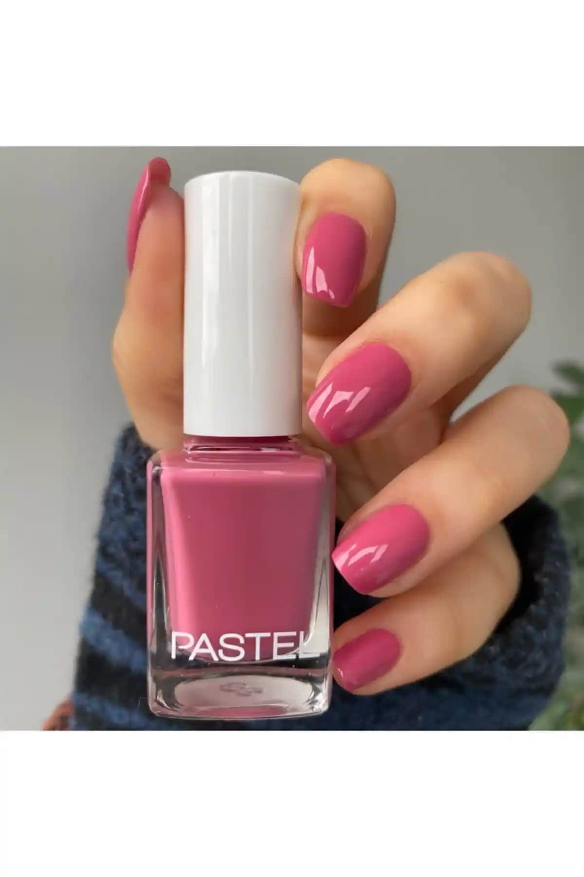 Pastel Oje 266 Parlak ve Uzun Süre Kalıcı Lacivert Renkli Tırnak Ojesi