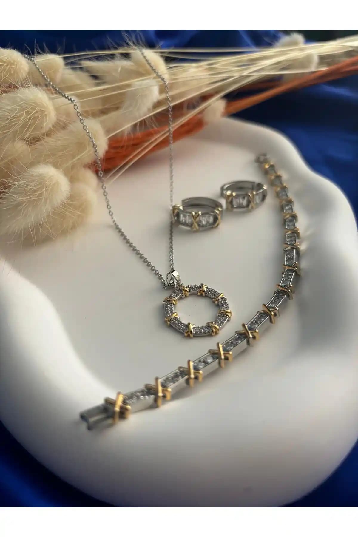 Crown Atelier Gümüş Çelik Takı Seti Şıklık ve Dayanıklılığı Bir Arada Sunar