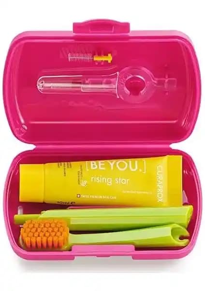 Curaprox 5460 Seyahat Seti Kırmızı: Pratik ve Şık Ağız Bakım Çözümü