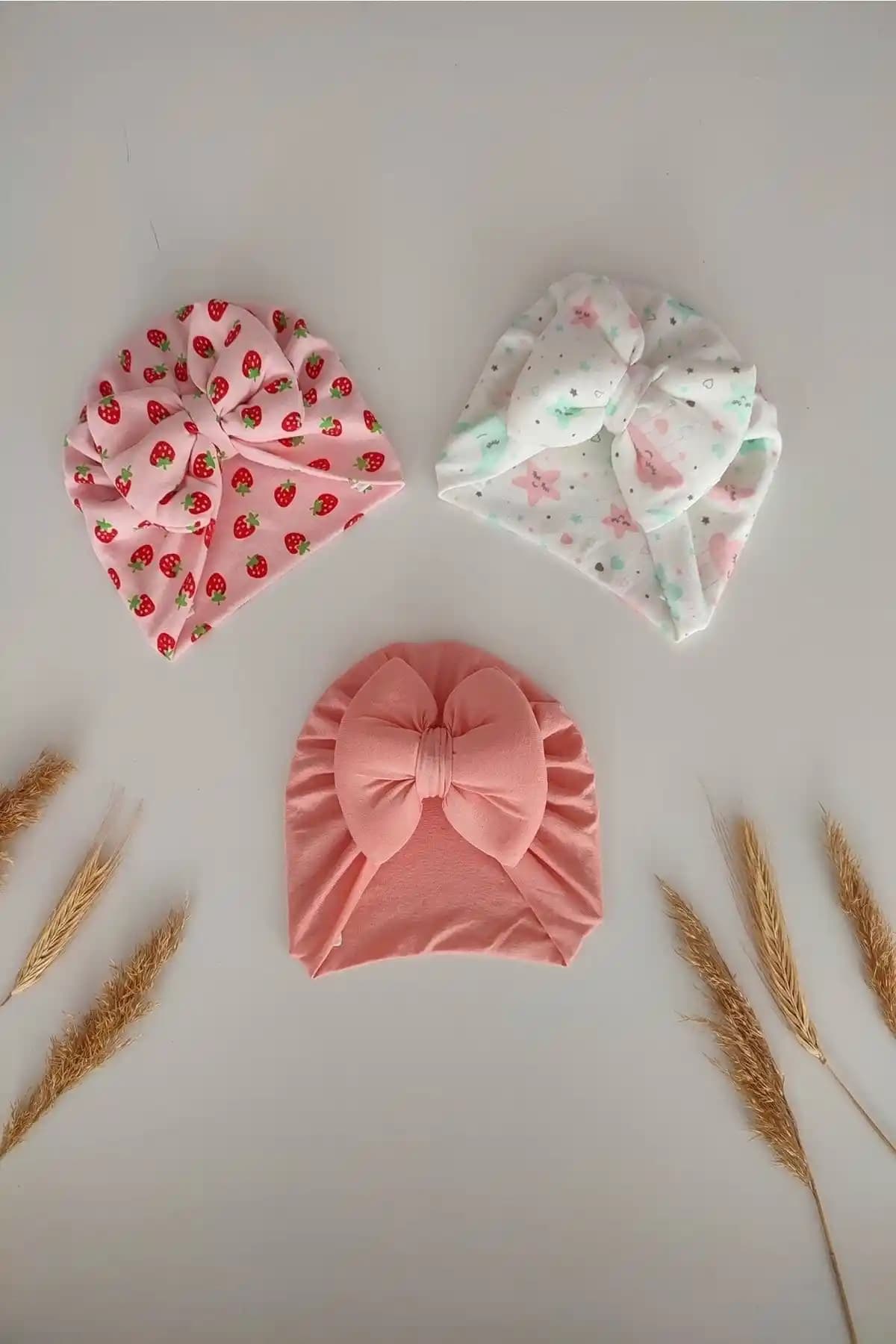 Dubi Baby Renkli Desenli 3'lü Kız Bebek Bone Takımı Şık ve Rahat Kullanım İmkanı Sunar