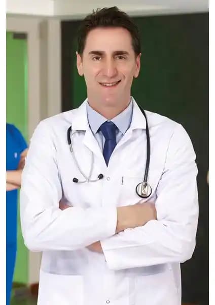 Erkek Doktor Önlükleri Karşılaştırması: Klasik Yaka ve Hakim Yaka Modelleri