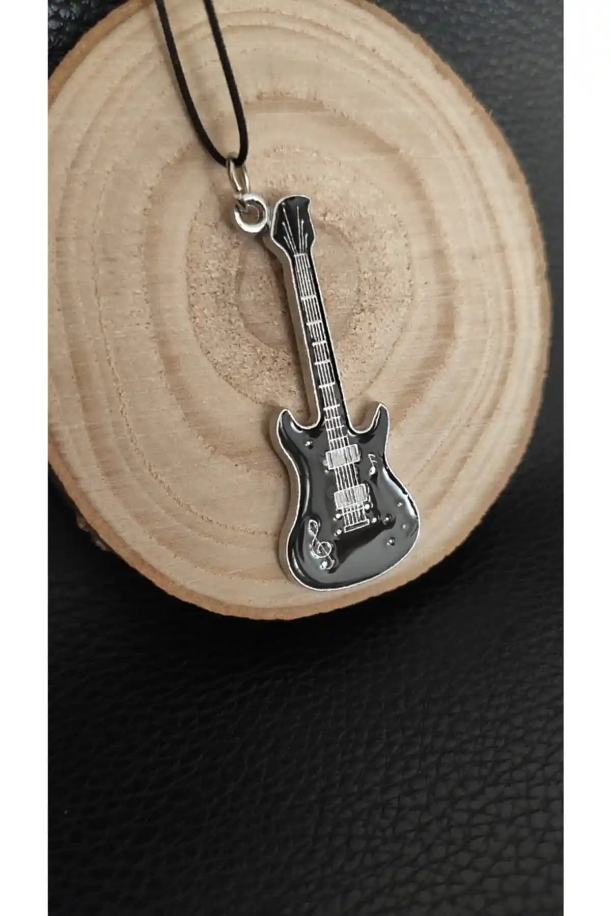 Esey Dizayn Gitar Kolye: Modern ve Şık Müzik Temalı Metal Takı Seçenekleri