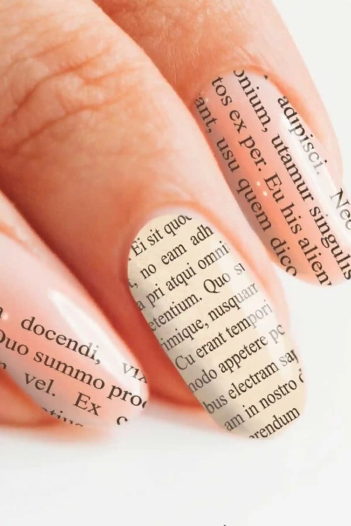 Gazete Yazıları Tırnak Dövmesi: Modern ve Şık Tırnak Süsleme Ürünü İncelemesi