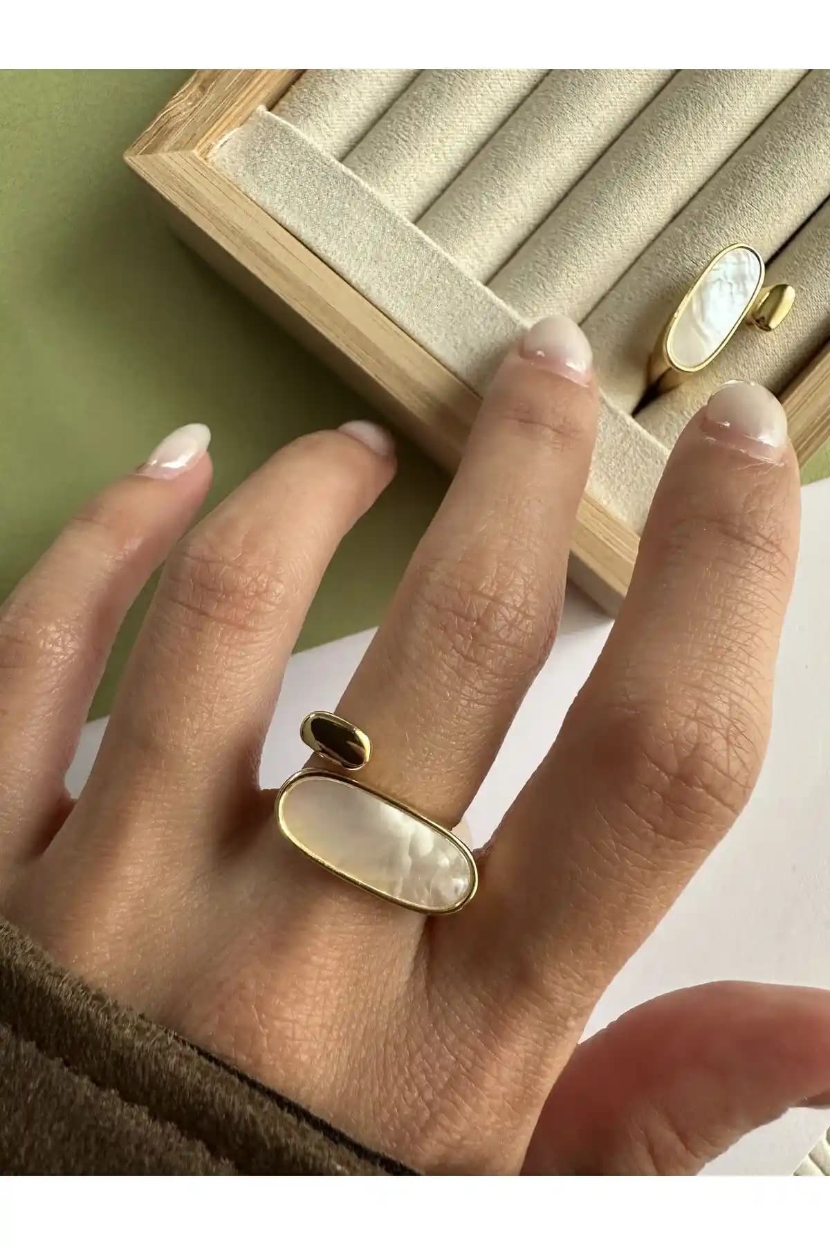 Gold Sedefli Oval Kesim Yüzük: Zarif ve Dayanıklı Takı Seçenekleri