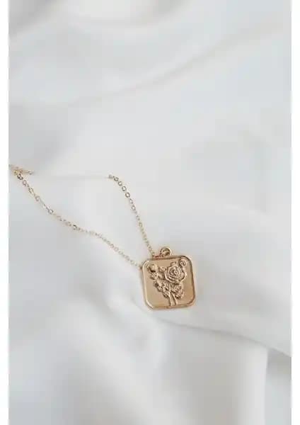 Güllü Madalyonlu Zincir Kolye: Şıklık ve Zarafetin Modern Temsilcisi