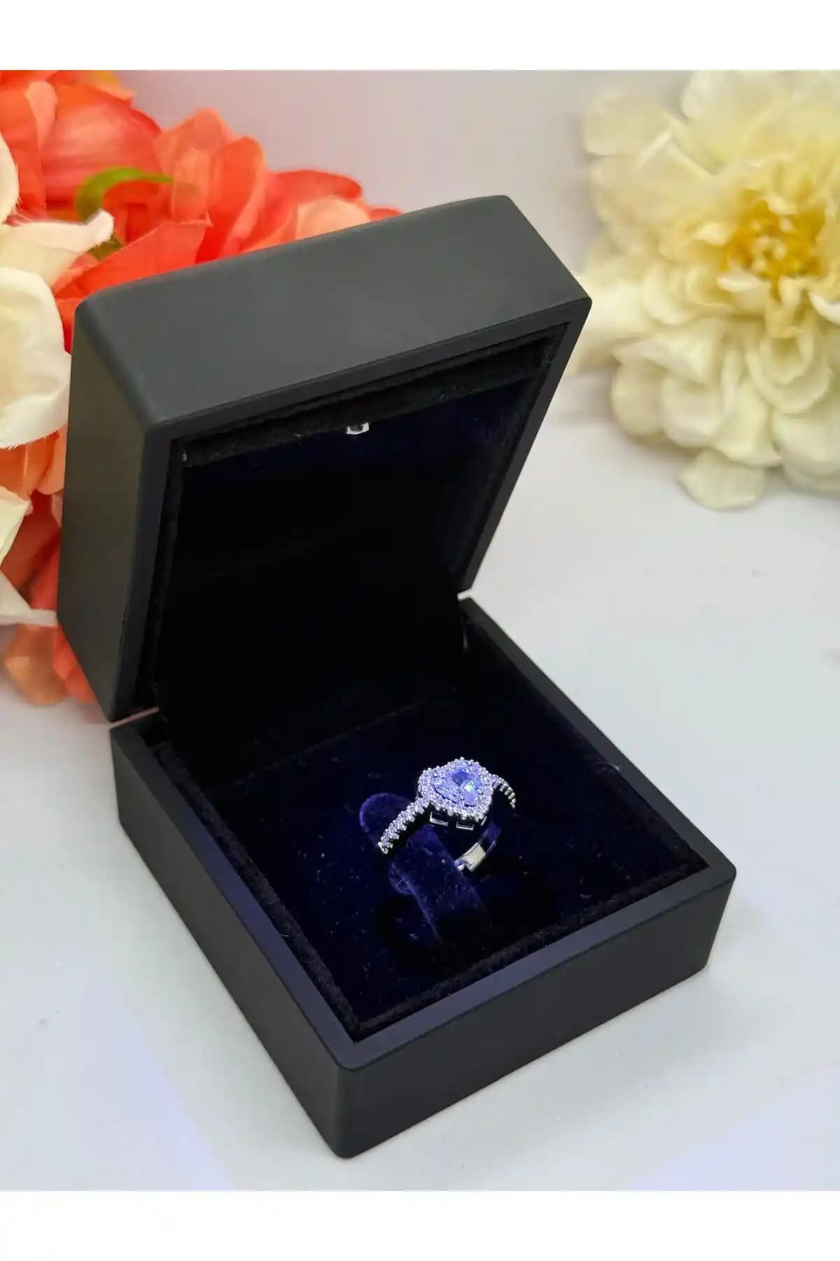 Gümüş Renkli Işıklı Yüzük ve Kutusu: Modern Tasarım ve Dayanıklı Malzeme Özellikleri