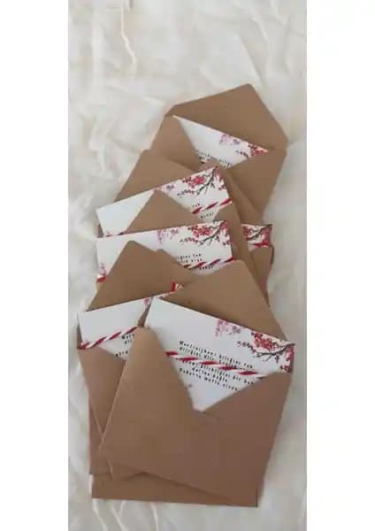 Marteniçka Bileklikleri Karşılaştırması: Geleneksel ve Modern Tasarımlar Hakkında Bilgi