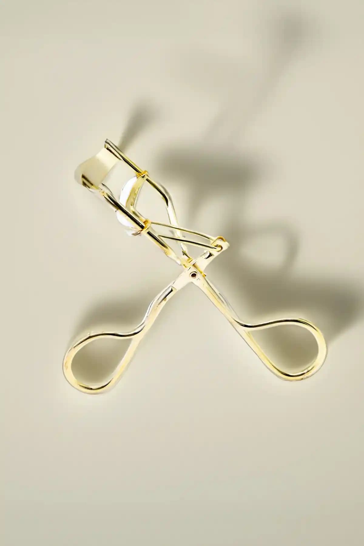 MUJGAN Gold Kirpik Kıvırma Makası: Şık Tasarımı ve Uzun Süreli Etkisiyle Gözlere Parlaklık Katıyor