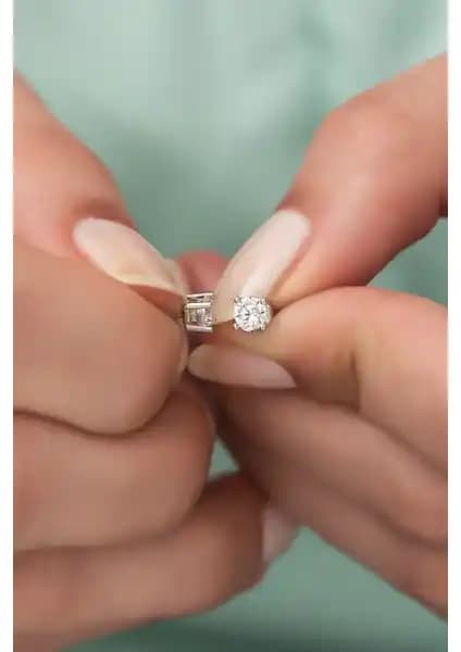 Nereze Gümüş Küpe Karşılaştırması: Tektaş ve Yıldız Modellerinin Özellikleri ve Kullanıcı Yorumları