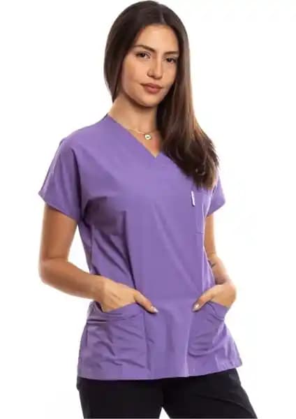 Sağlık Çalışanları İçin Cerrahi Üniforma Karşılaştırması: Lila ve Beyaz Üstlerin Özellikleri ve Seçim Kriterleri