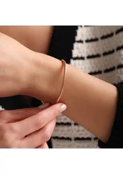Sembol Gold Rose Altın Esnek Bileklik: Zarif ve Dayanıklı Kadın Takısı