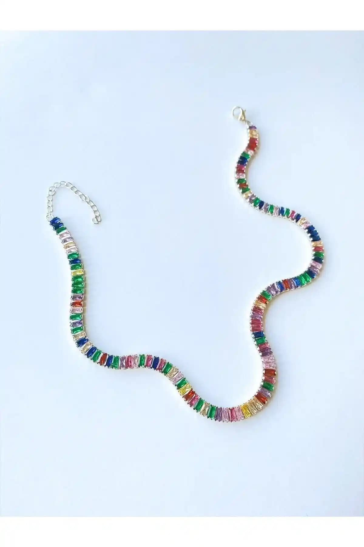 Somis Atelier Renkli Baget Taşlı Su Yolu Choker: Zarif ve Modern Takı Seçeneği