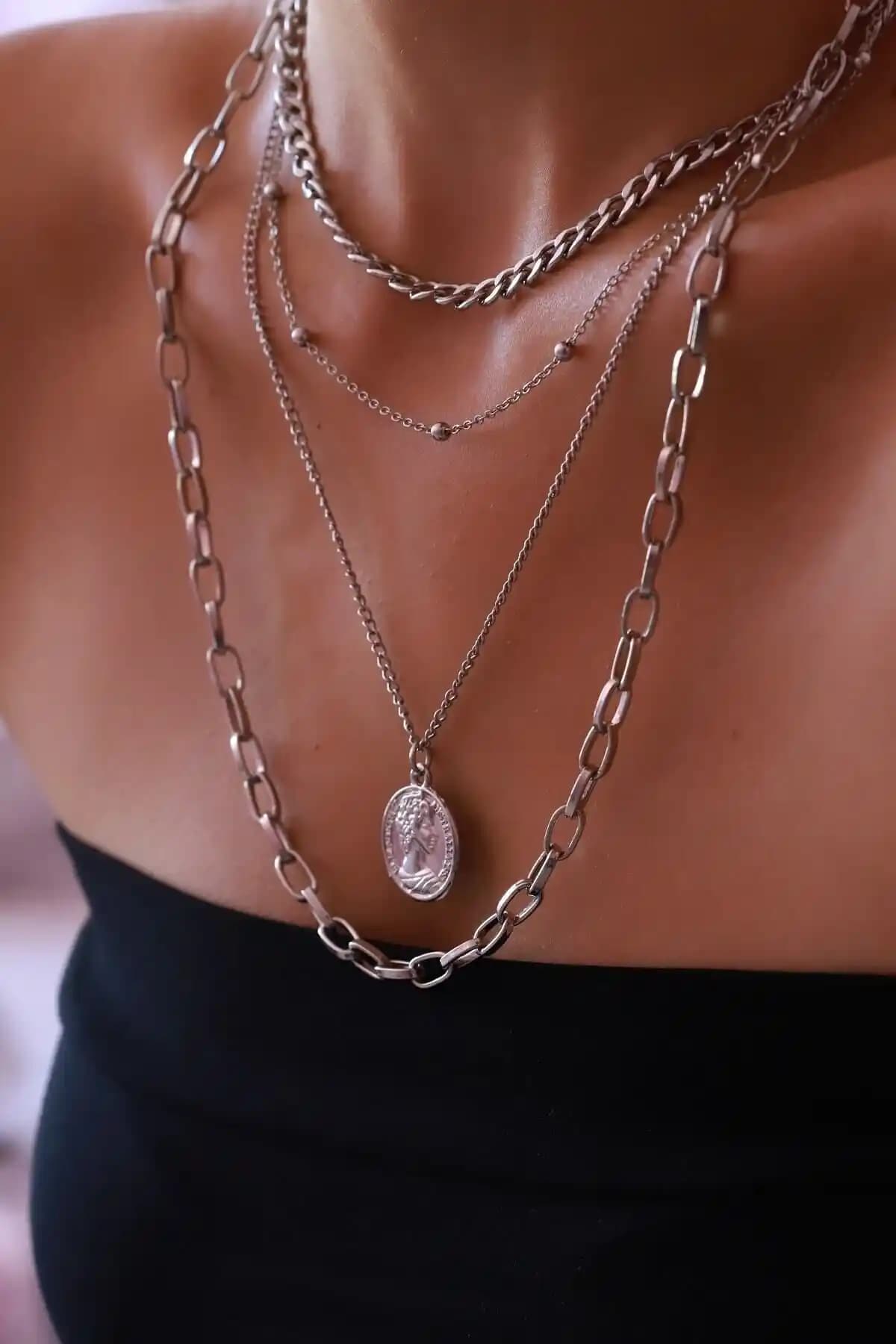 Takıtarzım Gümüş Rengi 4’lü Madalyon Kolye: Şıklık ve Dayanıklılığı Bir Arada Sunar