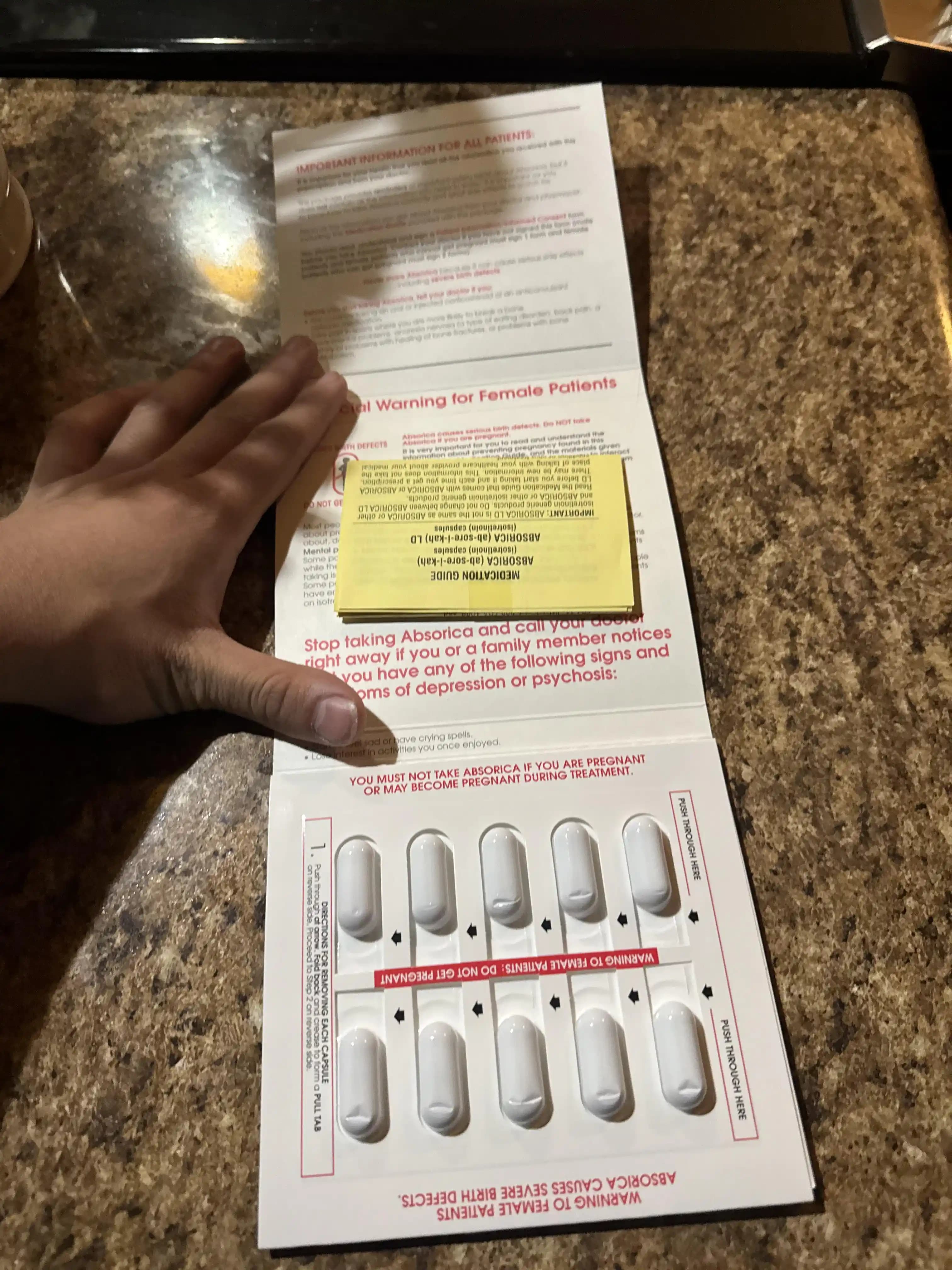 Akne Tedavisinde Accutane Kullanımı: Yan Etkiler, Bakım Önerileri ve Güvenlik Önlemleri