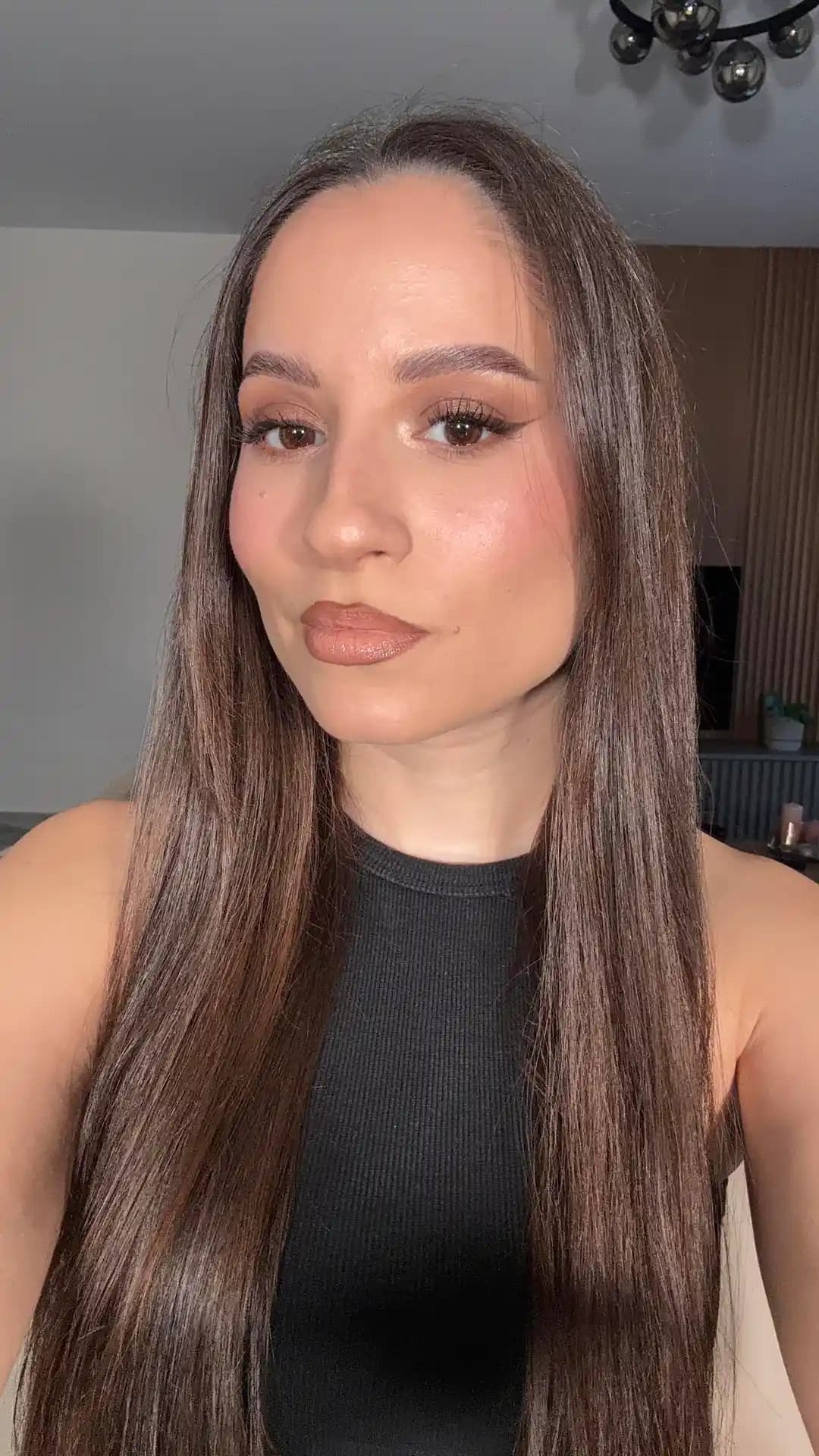 Gece Dışarı Çıkarken Doğal Parlaklık ve Belirginlik Sağlayan Makyaj Stili ve Ürünleri