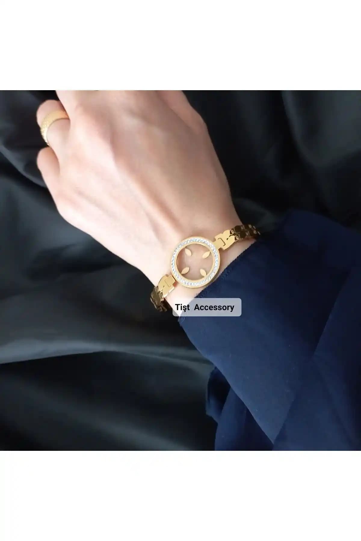 Gold Renkli Zircon Taşlı Çerçeveli Çeyreklik Çelik Bileklik Modern ve Şık Tasarım