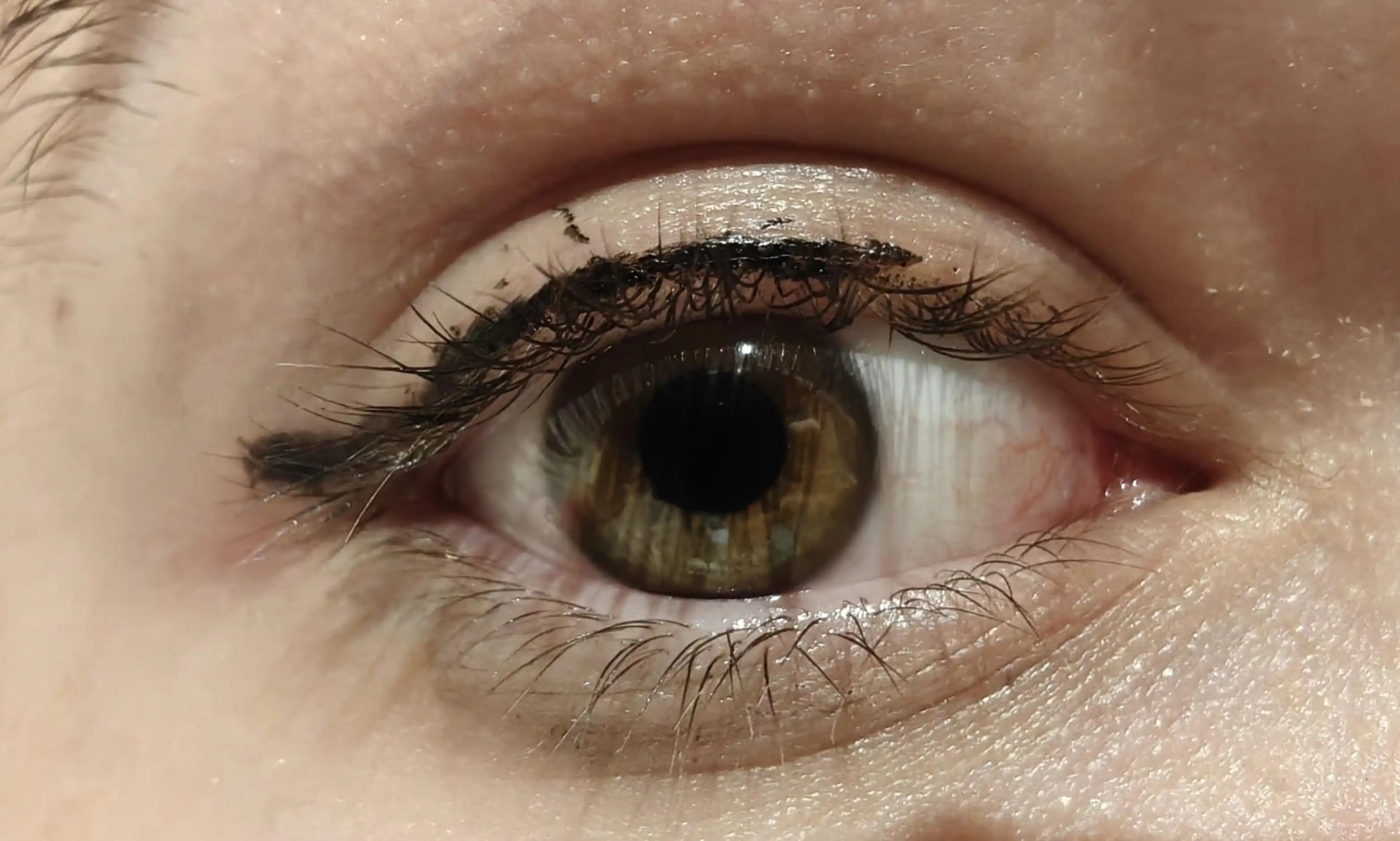 Kirpik Altındaki Deriye Sıvı Eyeliner Uygulama Yöntemleri ve Güvenlik Önerileri