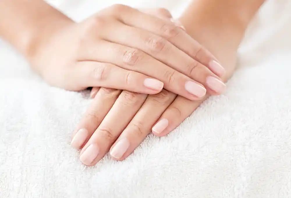 Kısa Tırnakları Estetik ve Bakımlı Gösterme Yöntemleri: Bakım ve Renk Seçenekleri