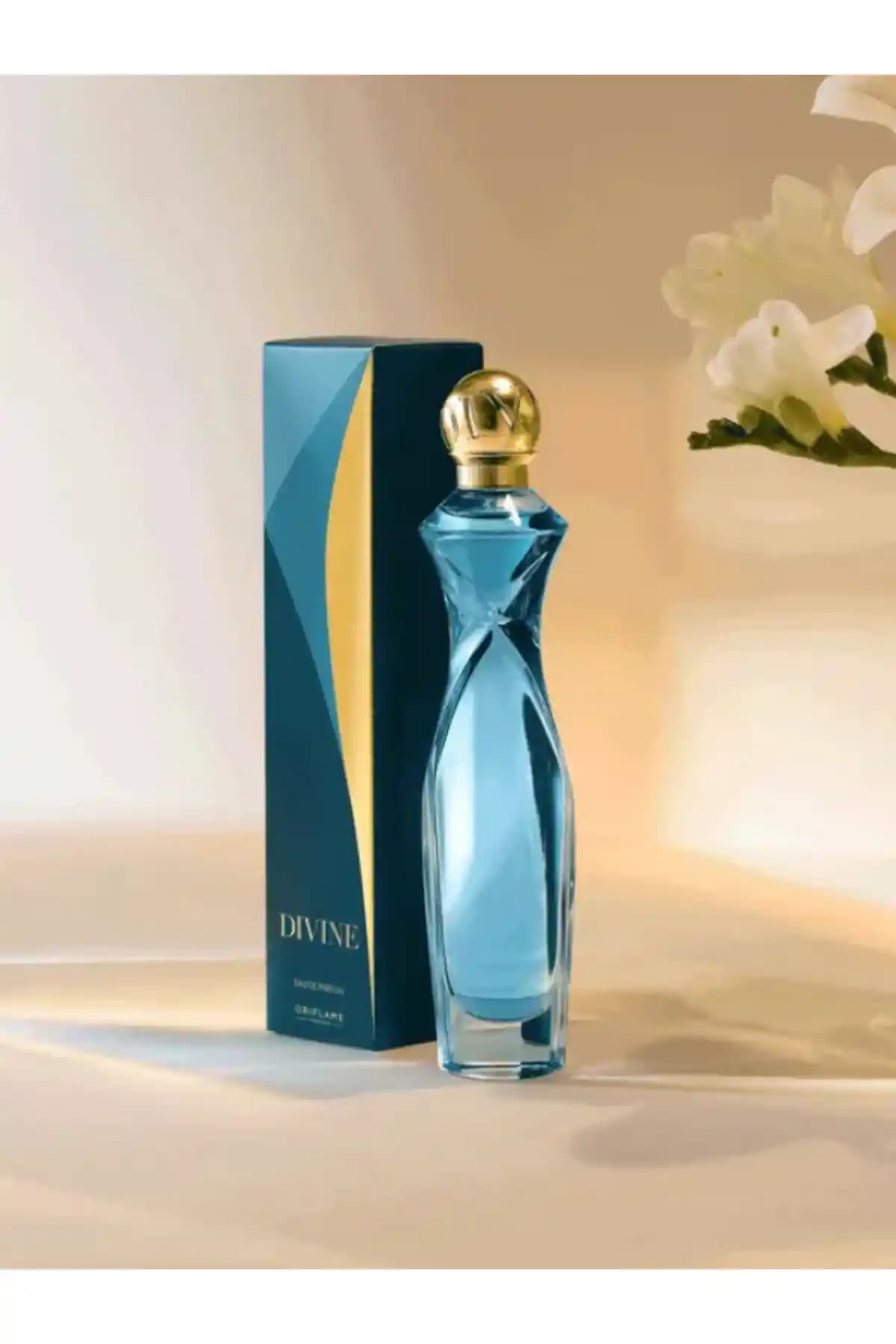 Oriflame Divine Edp 50 ml Kadın Parfümü Zarif Çiçeksi Kokusu ve Kalıcılığıyla Öne Çıkıyor