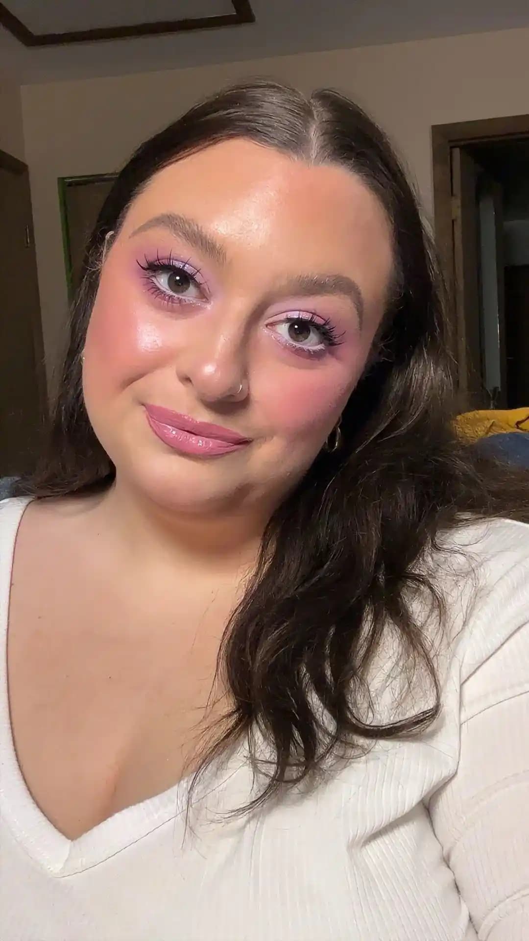 Renkli ve Canlı Pembe Tonlarında Makyaj: Ürün Seçimi ve Uygulama Teknikleri