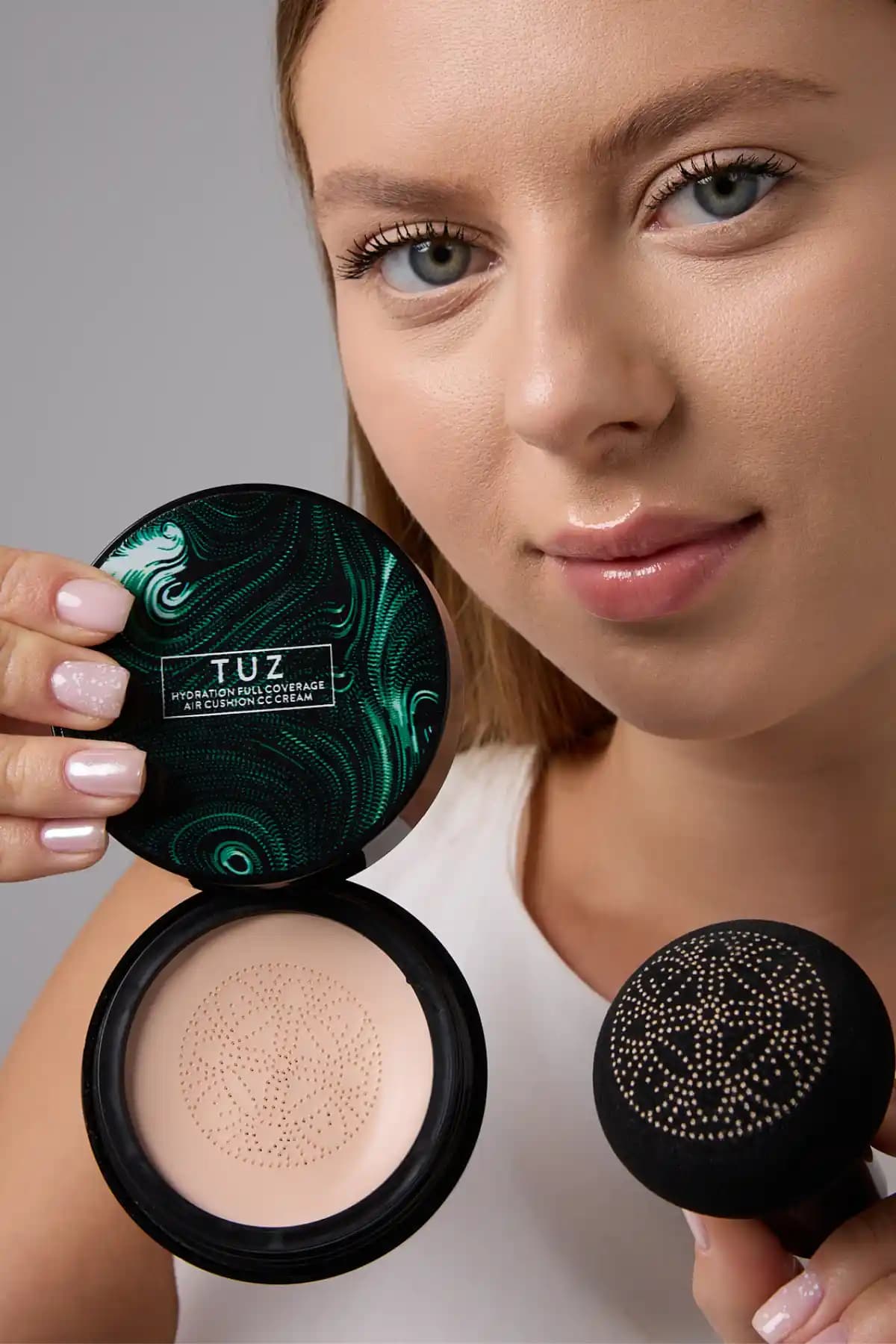 TUZ Fondöten Mantar Kafa Süngerli: Yüksek Kapatıcılık ve Doğal Görünüm Sunan Makyaj Ürünü