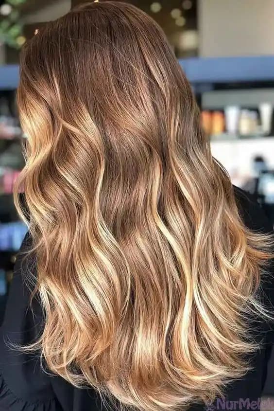 2024 Açık Sarı Saç Renk Trendleri: Doğallık ve Cesur Tonların Harmanı