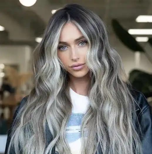 2024 Kül Gri Saç Rengi Trendleri: Moda ve Bakımda Yeni Bir Dönem Başlıyor