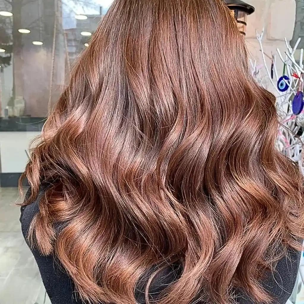 2024 Yılında Kahve ve Çikolata Tonlarının Saç Renkleri Trendleri ve Bakım İpuçları
