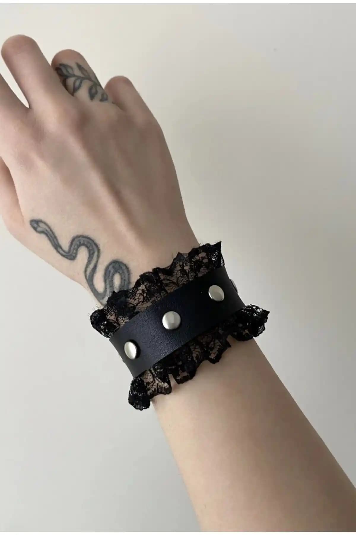 DarkellaStore Gotik Suni Deri Bileklik Güpür ve Zımba Detaylarıyla Şıklık Sunar