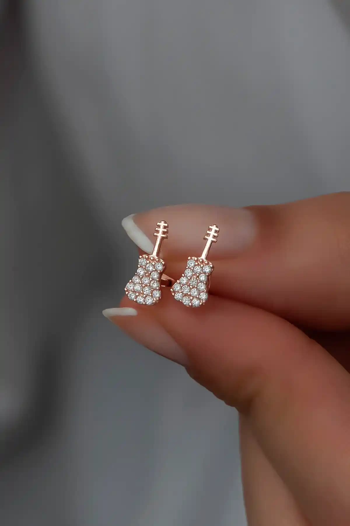 NEREZE 925 Ayar Gümüş Rose Kaplama Gitar Küpe Zarif ve Modern Takı Seçenekleri