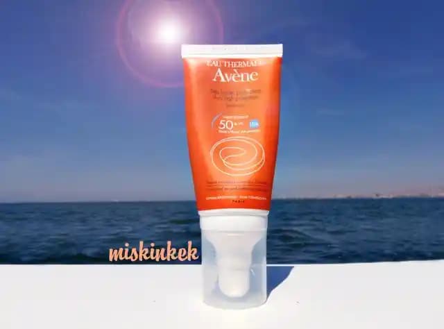 Avene Yüz Güneş Kremi: Hassas Ciltler İçin Yüksek Koruma ve Yatıştırıcı Özellikler